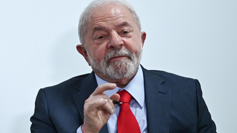 El presidente de Brasil, Luiz Inacio Lula da Silva, en una reunión con ministros para firmar medidas económicas para el país.