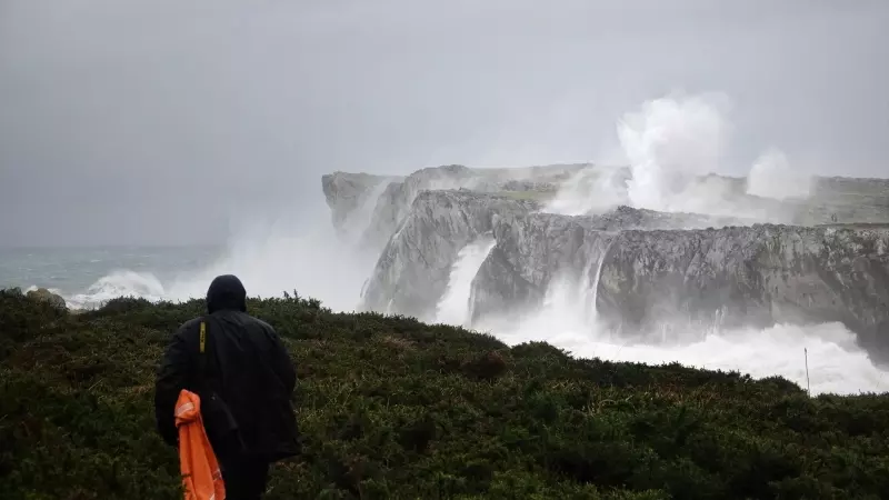 El temporal de nieve y fuerte oleaje visto en los acantilados de Pría, en Llanes (Asturias).