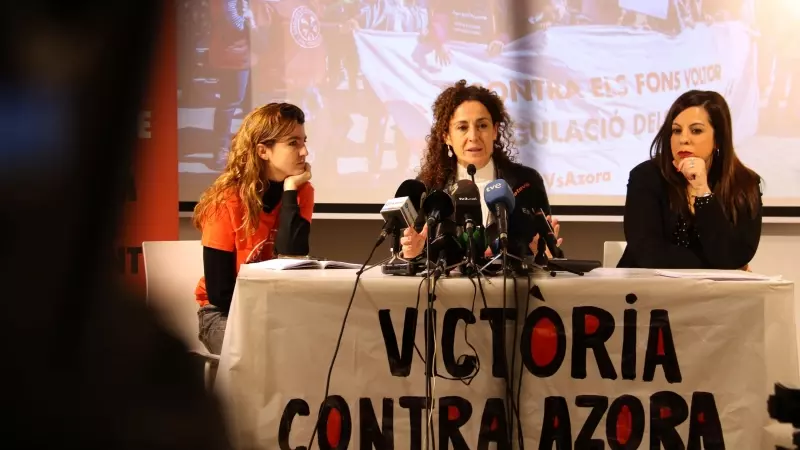 Montse Serrano, advocada de Col·lectiu Ronda , juntament amb la portaveu del Sindicat de Llogateres, Carme Arcarazo, juntament amb Mresponsable de la demanda i Sílvia Torres, llogatera que ha demandat al fons Azora.