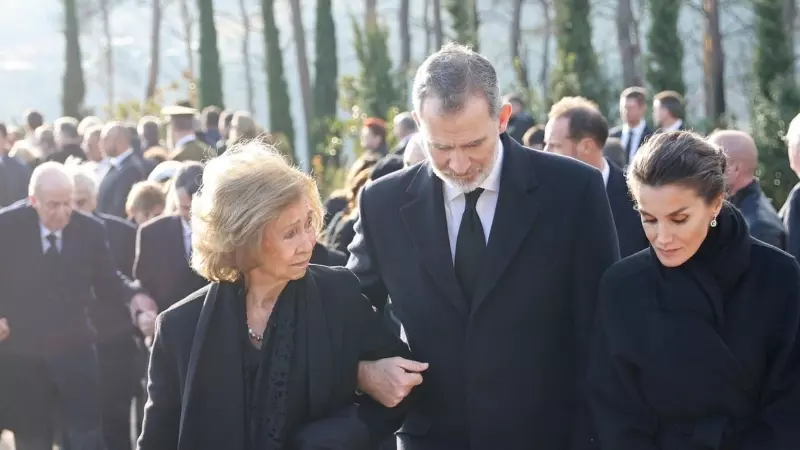 Felipe VI, la reina Letizia y la reina Sofía en el funeral de Constantino de Grecia. En segundo plano, el rey emérito Juan Carlos I.