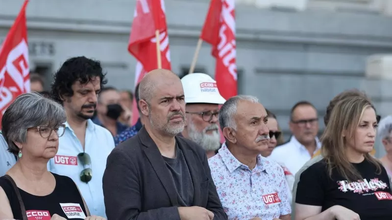 La secretaria general de CCOO de Madrid, Paloma López; el secretario general de CCOO, Unai Sordo; y el de UGT, Pepe Álvarez; se concentran con motivo del fallecimiento de dos trabajadores debido a la ola de calor en la Plaza de Cibeles, a 21 de julio de 2