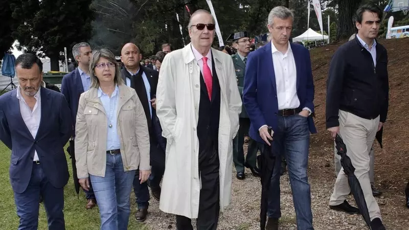 17/1/23 En el centro, con gabardina y gafas de sol, el propietario de La Voz de Galicia, Santiago Rey; a su derecha, el presidente de la Xunta, Alfonso Rueda, durante un acto en Culleredo (A Coruña) en una imagen de archivo.