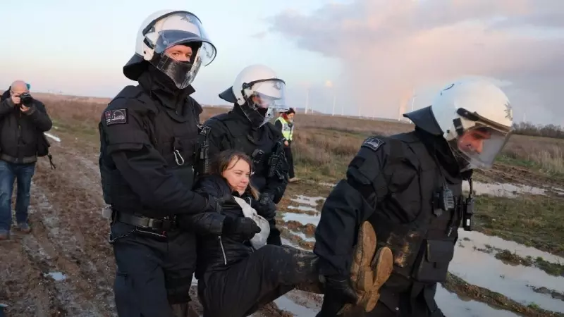 Los agentes de Policía arrestan y apartan a la activista climática sueca Greta Thunberg de un grupo de manifestantes y activistas