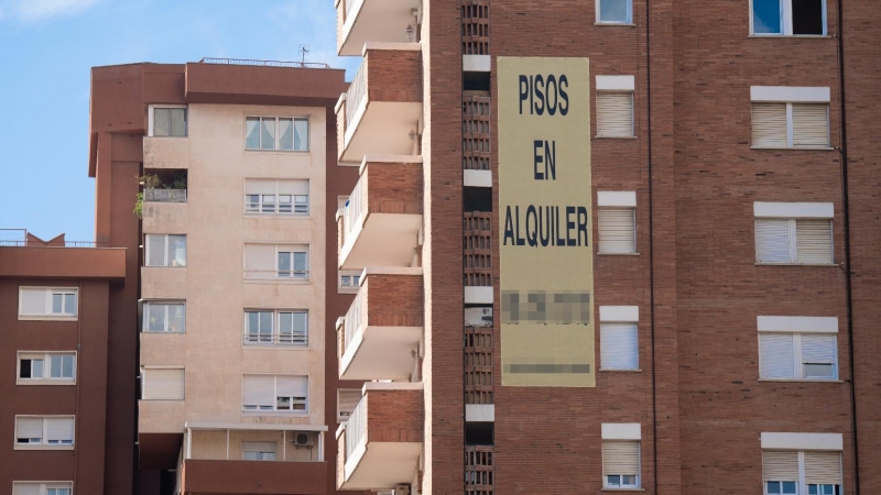 Cartel de alquiler de viviendas en la fachada de un edificio, a 31 de diciembre de 2022, en Barcelona, Catalunya.