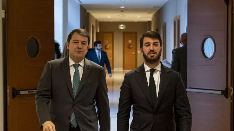 El presidente de la Junta de Castilla y León, Alfonso Fernández Mañueco (i), y el vicepresidente Juan García-Gallardo (d), en la sede de Las Cortes, en Valladolid. E.P./Photogenic/Claudia Alba