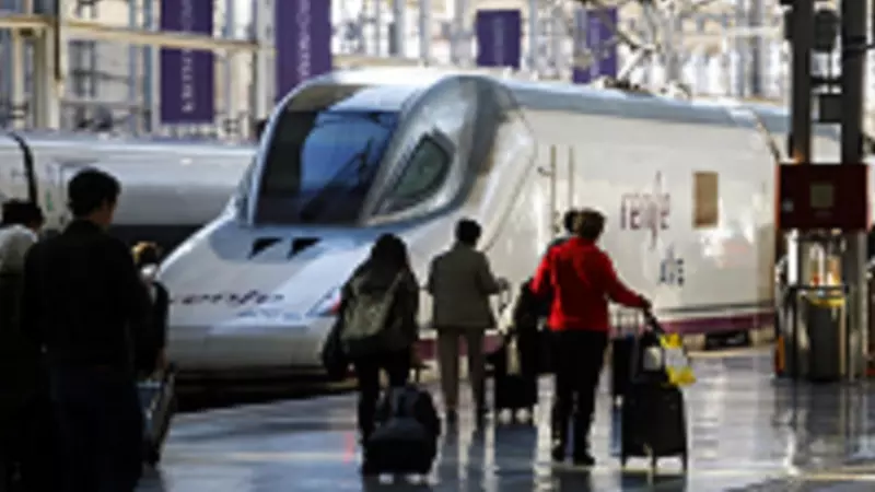 Varios viajeros cogen el Ave en la Estación María Zambrano de Málaga.