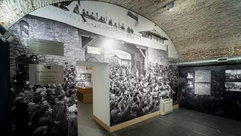 Foto de la liberación de los supervivientes del campo de concentración de Mauthausen, en la exposición ‘Mauthausen: memorias compartidas’,  organizada por Centro Sefarad-Israel y la Secretaría de Estado de Memoria Democrática.