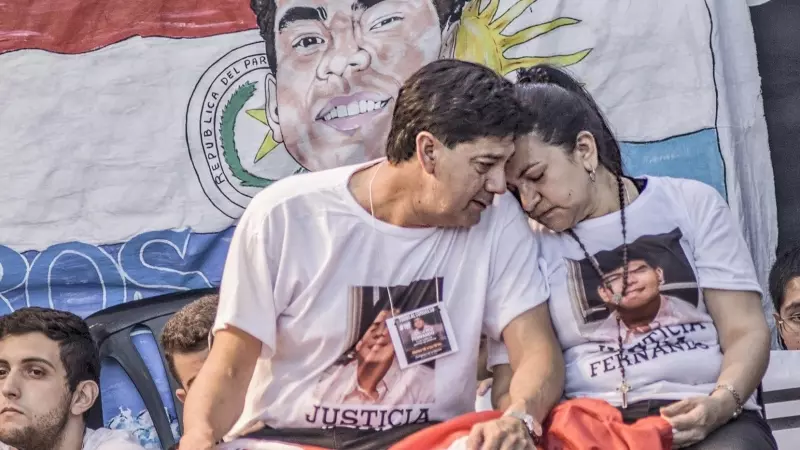 Silvino Báez y Graciela Sosa, padres de Fernando Báez, de 19 años, se manifiestan afuera del Congreso en Buenos Aires para reclamar justicia un mes después de su asesinato a 18 de febrero de 2020