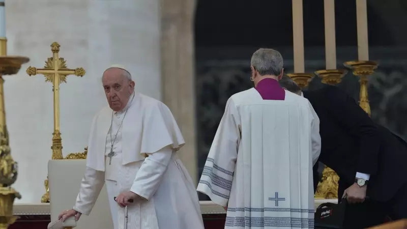 El papa Francisco durante el funeral del pontífice emérito, Benedicto XVI, en la basílica de San Pedro, a 5 de enero de 2023, en Ciudad del Vaticano