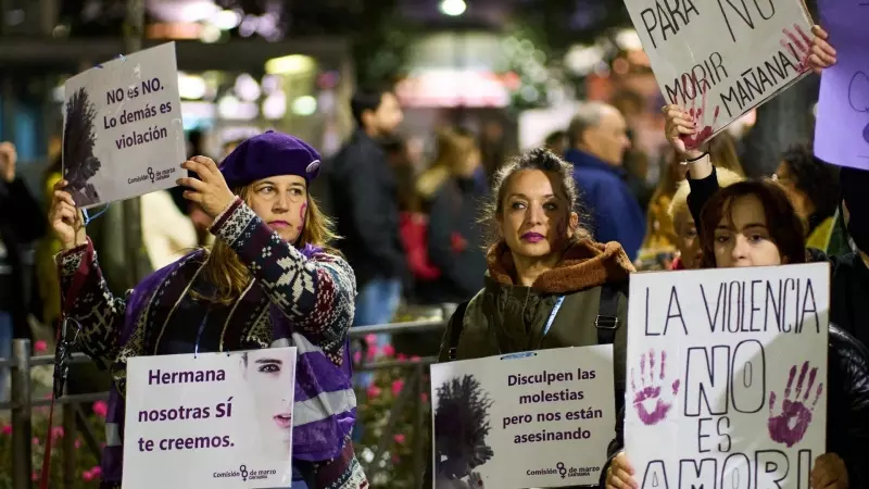 Un grupo de mujeres con pancartas durante una manifestación contra las violencias machistas, a 25 de noviembre de 2022