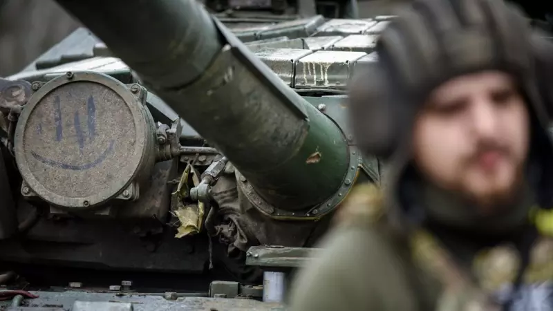 Un soldado ucraniano junto a un tanque T-72 en la región de Donetsk, en el este de Ucrania, el 18 de enero de 2023.