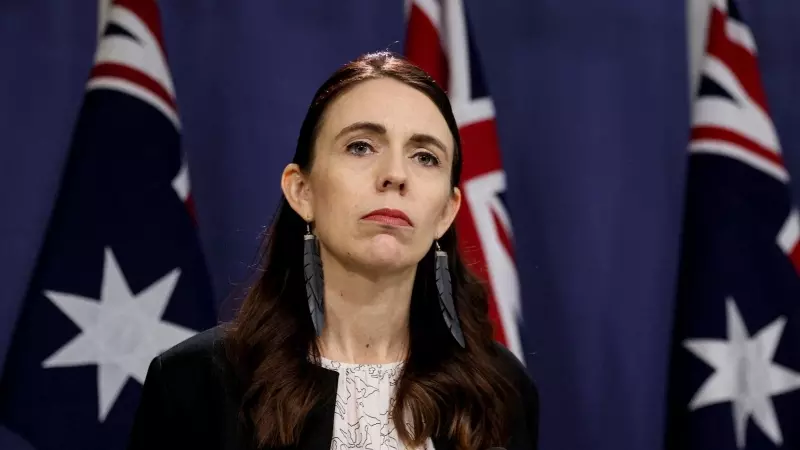 La primera ministra de Nueva Zelanda, Jacinda Ardern, se dirige a los miembros de los medios de comunicación durante una conferencia de prensa conjunta organizada con el primer ministro australiano, Anthony Albanese, luego de su reunión anual de líderes,