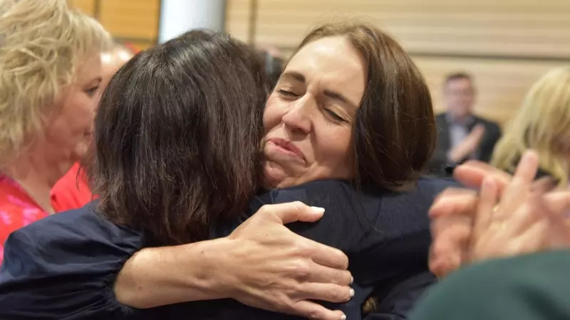 La primera ministra de Nueva Zelanda, Jacinda Ardern, reacciona tras el anuncio de su renuncia en el War Memorial Hall, en Napier, Nueva Zelanda, el 19 de enero de 2023.