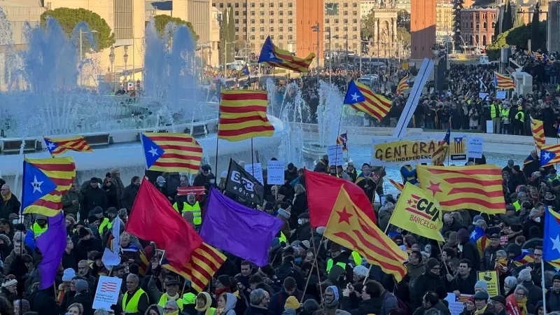 Manifestación de independentistas en la fuente de Montjuïc contra la cumbre hispano francesa a jueves 19 de enero de 2023