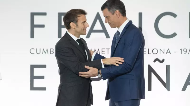 El presidente de Francia, Emmanuel Macron (i) y el presidente del Gobierno, Pedro Sánchez (d), se abrazan tras la firma de un Tratado de Amistad entre sus respectivos países, durante la XXVII Cumbre Hispano-Francesa, en el Museo Nacional de Arte de Catalu