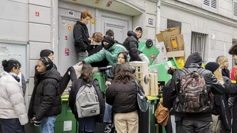 Estudiantes de secundaria del Liceo Lamartine bloquean este jueves con contenedores de basura y cajas el acceso al centro escolar, en apoyo a la huelga general que se desarrolla hoy en Francia contra el plan de reforma de las pensiones que ha presentado e