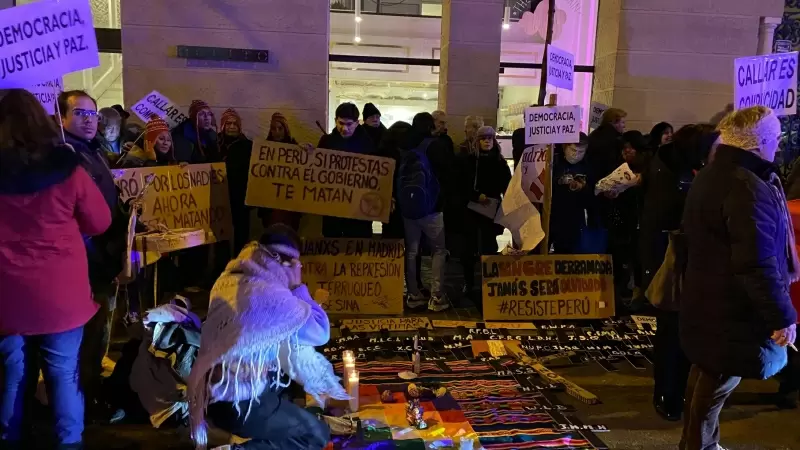 Manifestación frente a la embajada de Perú en Madrid