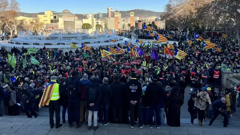 Manifestació independentista a la font de Montjuïc i a l’avinguda Maria Cristina per protestar per la cimera hispano-francesa.