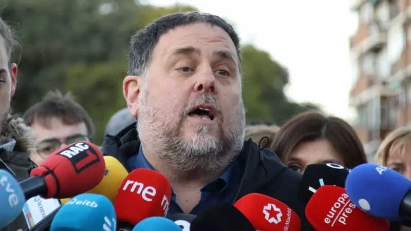 El líder d'ERC, Oriol Junqueras, en una atenció a mitjans abans de la concentració contra la cimera hispano-francesa.