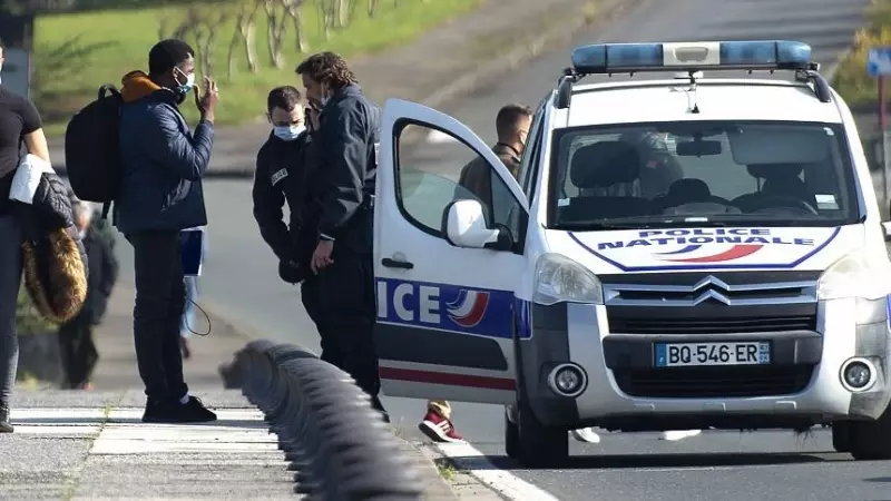 Gendarmes franceses retienen a un migrante de origen subsahariano en el puente que comunica la ciudad guipuzcoana de Irún con la la francesa Hendaya.