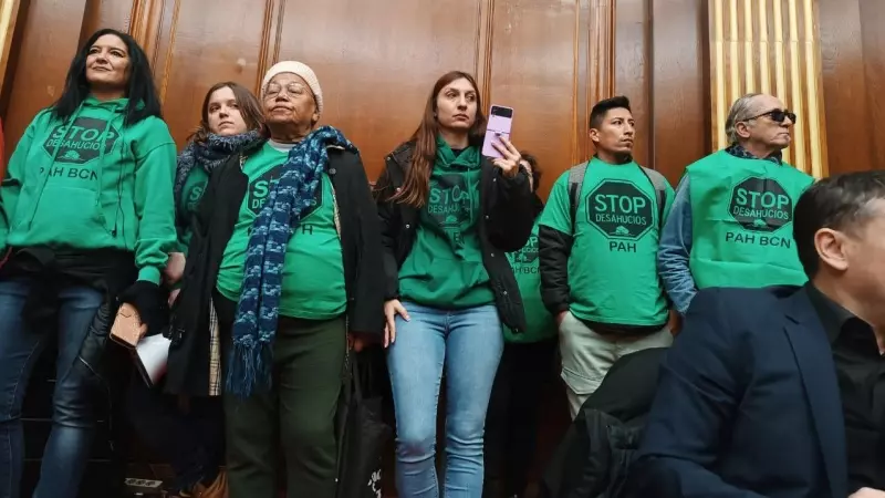 Activistas de la PAH protestan en el Colegio de la Abogacía de Barcelona.