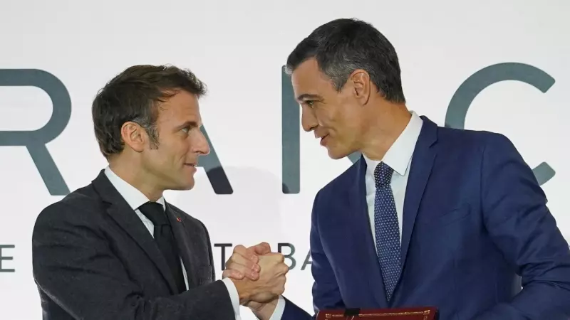 El presidente de Francia, Emmanuel Macron (i) y el presidente del Gobierno, Pedro Sánchez (d), se dan la mano tras la firma de un Tratado de Amistad entre sus respectivos países.