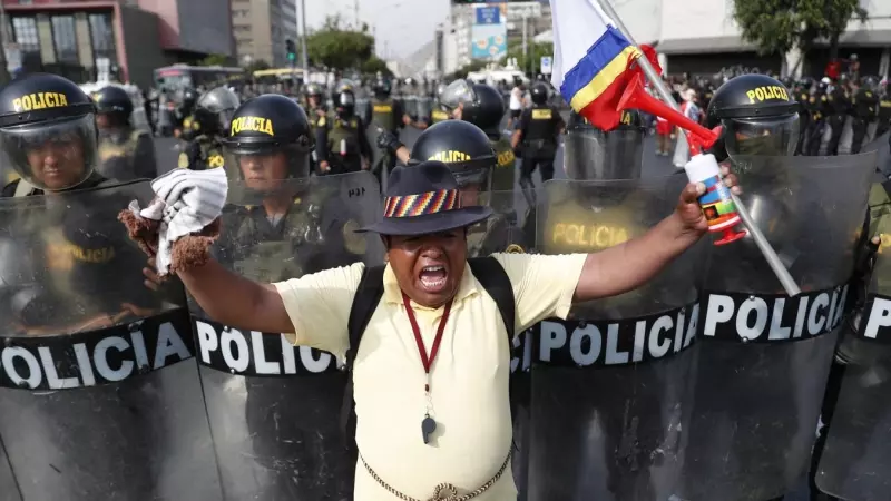 Miembros de la Policía hacen presencia en una concentración de manifestantes durante la 'toma de Lima' hoy, en Lima (Perú).