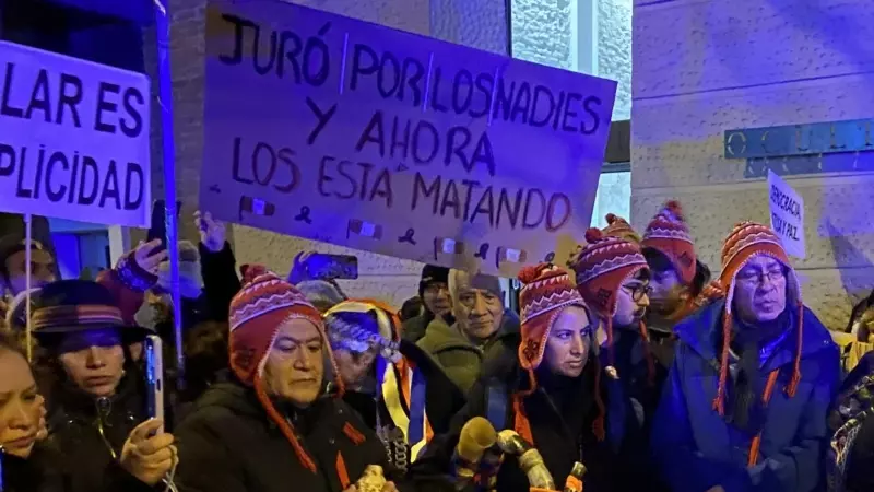 Decenas de peruanos se manifiestan ante la Embajada de Perú