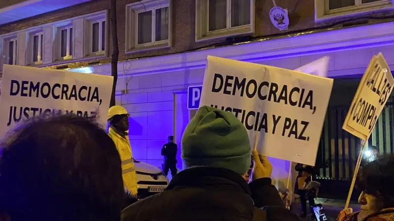 Decenas de peruanos se manifiestan ante la Embajada de Perú
