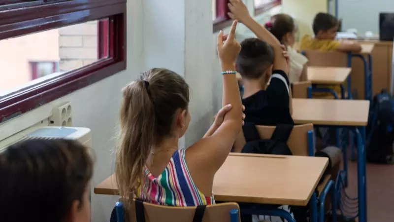Alumnos del CEIP Escritor Alfonso Grosso (Sevilla) durante el primer día de colegio a 12 de septiembre de 2022