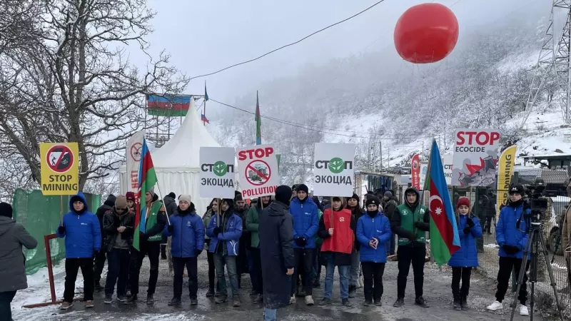 Manifestantes azerbaiyanos mantienen el bloqueo del corredor de Lachin que enlaza Armenia con Nagorno Karabaj.