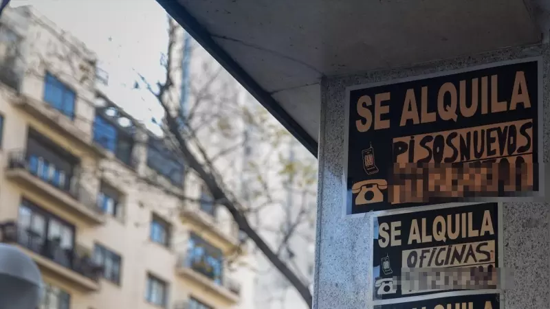 Un cartel de oferta de alquiler en un bloque de Madrid.