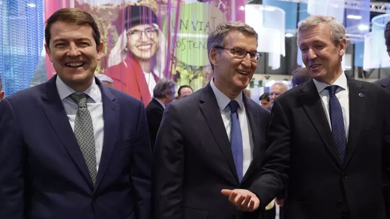 El presidente de la Xunta de Galicia, Alfonso Rueda, conversa con el presidente nacional del Partido Popular, Alberto Núñez Feijóo, y con el presidente de la Junta de Castilla y León, Alfonso Fernández Mañueco, este viernes en la Feria Internacional de Tu