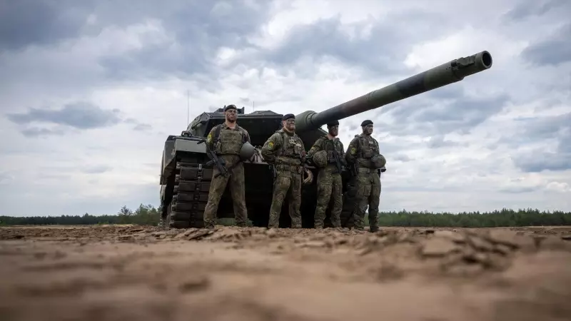 Imagen de archivo de varios soldados junto a un tanque alemán Leopard II en un campamento en Lituania, a 6 de julio de 2022.