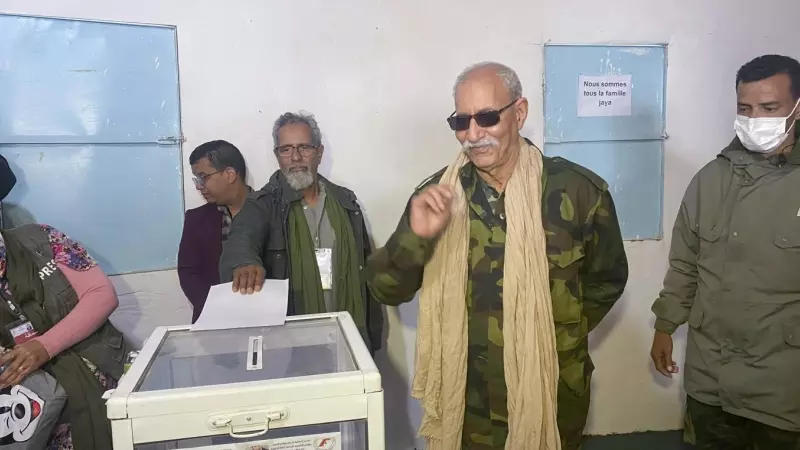 El actual secretario general del Frente Polisario, Brahim Gali vota en las elecciones en el Congreso del movimiento saharaui .