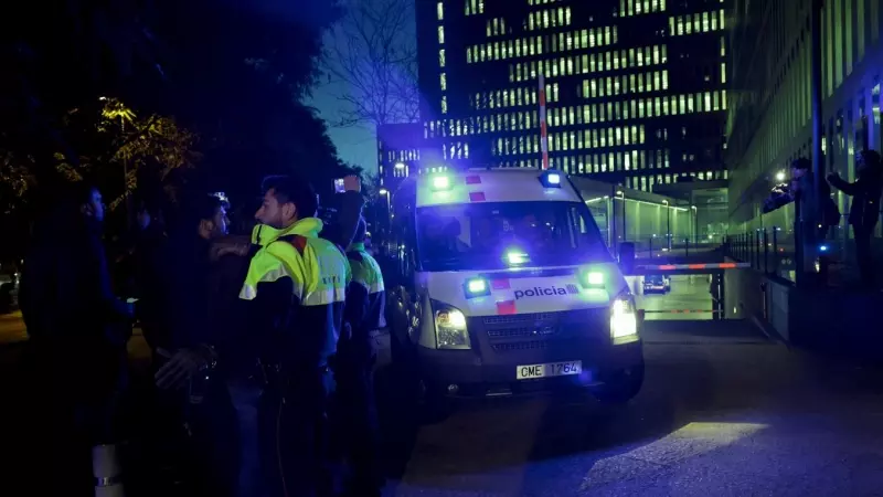 El jugador del FC Barcelona, Dani Alves, sale de los calabozos de la Ciudad de la Justicia hacia la cárcel Brians 1 de Sant Esteve Sesrovires (Barcelona) en un vehículo de los Mossos d'Esquadra, este viernes en la ciudad de Barcelona.