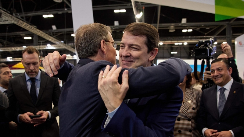 El presidente de la Junta de Castilla y León, Alfonso Fernández Mañueco, y el líder del PP, Alberto Núñez Feijóo, este jueves en Fitur.