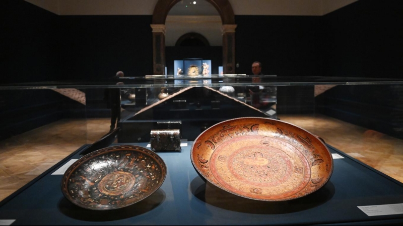 Algunos de los objetos artísticos de la exposición 'Spain and the Hispanic World', en la Royal Academy of Art de Londres. — NEIL HALL / EFE/EPA