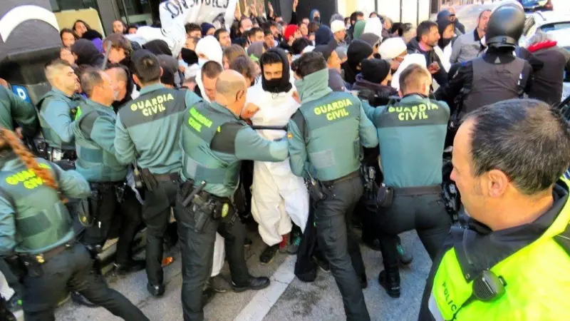 Las Guardia Civil trata de desalojar una protesta de activistas por la vivienda en Collado Villalba (Madrid).