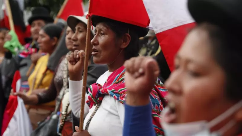 Manifestantes en Perú participan en una marcha, bloqueada por policías, y que se dirigía al Congreso.