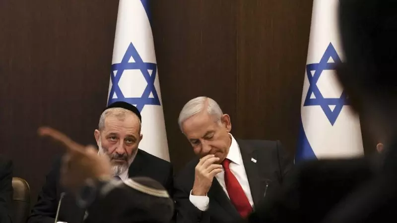 El primer ministro de Israel, Benjamin Netanyahu, junto a su ya exministro del Interior y Salud, Aryeh Deri.