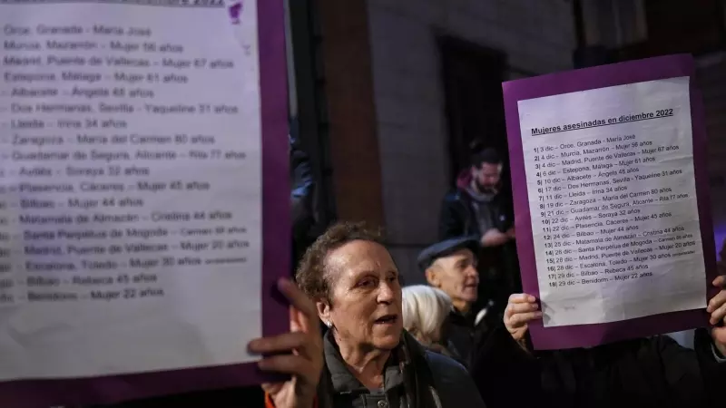 Un grupo de personas que se ha concentrado para protestar por el repunte de asesinatos machistas este mes, muestran carteles con los nombres de las fallecidas, frente al Ministerio de Justicia, a 29 de diciembre de 2022, en Madrid