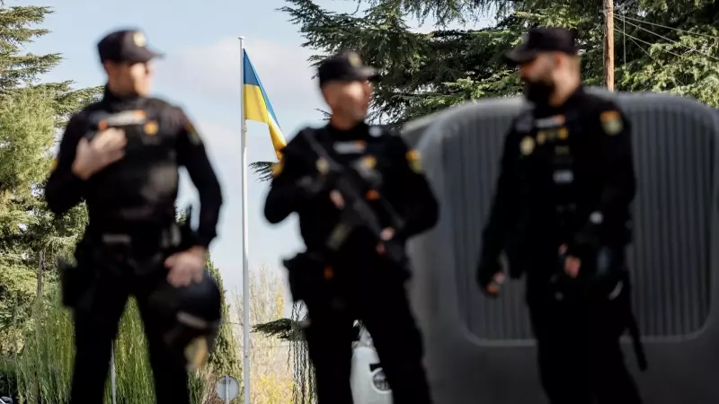 Varios agentes de Policía Nacional frente a la embajada de Ucrania tras ser acordonada, a 2 de diciembre de 2022, en Madrid (España)