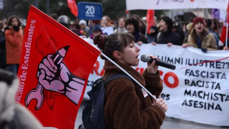Manifestantes se concentran a las puertas de la Facultad de Ciencias de la Información de la Universidad Complutense, por el nombramiento de Ayuso como alumna ilustre, a 24 de enero de 2023