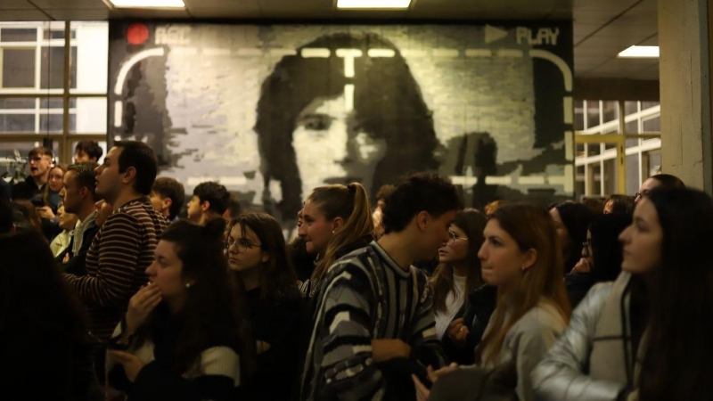 Alumnos de Ciencias de la Información esperan la entrada de Ayuso para su nombramiento como alumna ilustre.