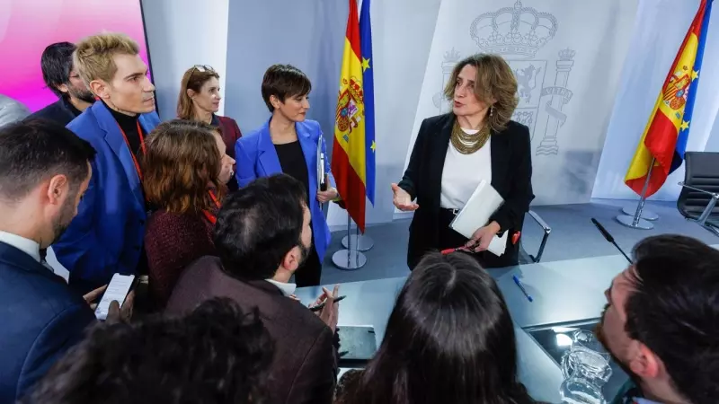 La portavoz del Gobierno, Isabel Rodriguez (c), y la vicepresidenta tercera y ministra de Transinción Ecológica, Teresa Ribera, conversan con periodistas tras la rueda de prensa posterior al Consejo de Ministros este martes en el Palacio de la Moncloa.