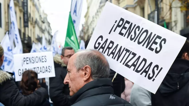 Un hombre con una pancarta que reza '¡Pensiones garantizadas!' en una marcha por el blindaje de las pensiones en Madrid. E.P./Gustavo Valiente