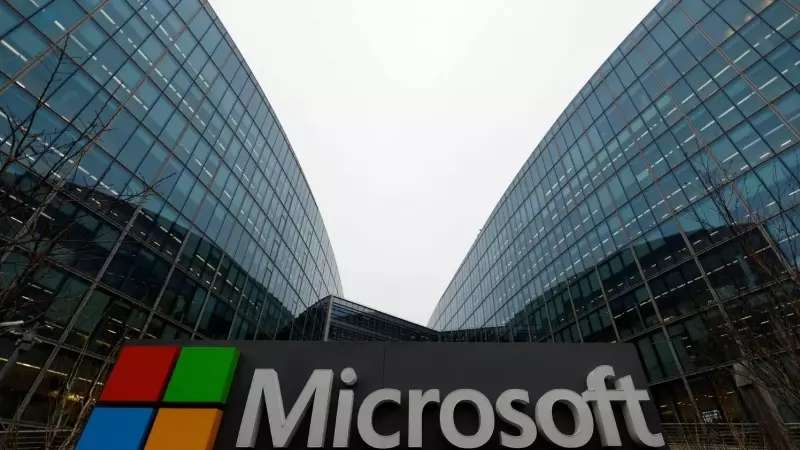 El logotipo de Microsoft en la sede central de la compañía en Francia, en París, este 25 de enero de 2023.
