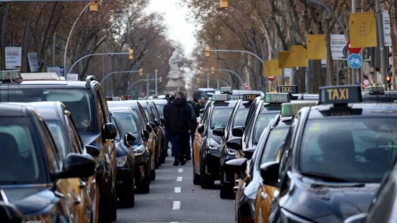 25/01/2023 - Centenars de taxistes aturats a la Gran Via de Barcelona en la vaga del sector contra les VTC d'aquest dimecres.