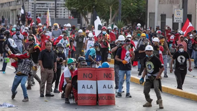 Miles de personas participan en protesta contra la presidenta peruana Dina Boluarte